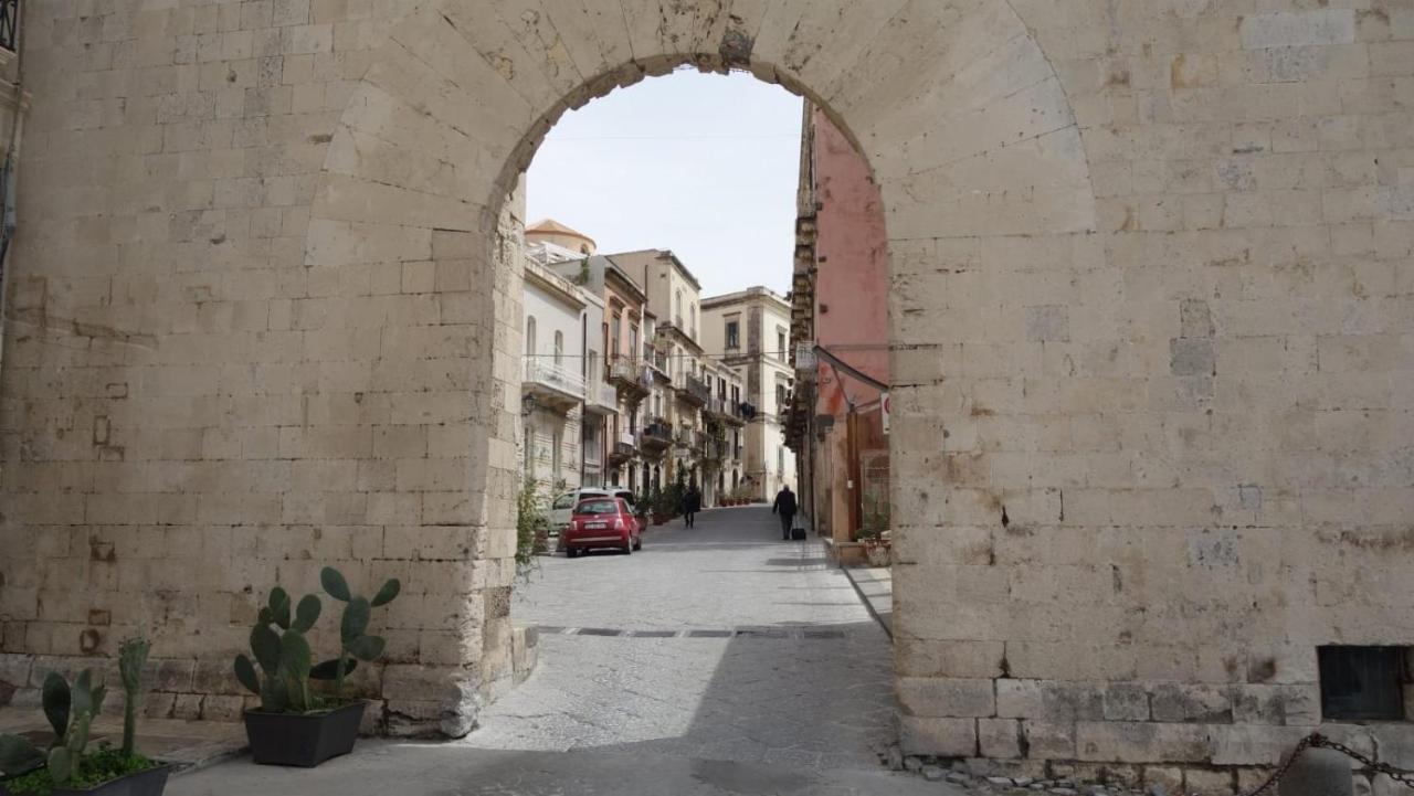 シラクーサ La Casa Al Castello Maniaceヴィラ エクステリア 写真